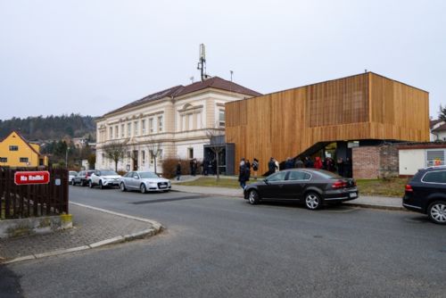 Škola v Újezdě má novou družinu s jídelnou 