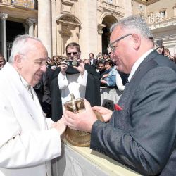 Sládek plzeňského pivovaru předal originální dar papeži Františkovi
