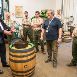 Sládek poděkoval bednářům za jejich práci. Přinesl jim pečenou kachnu