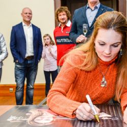 Slavní plzeňští sportovci podepsali speciální kalendář Plzně, půjde do dražby 