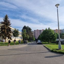 Slepá ulice u 31. základní školy bude ráno bez aut. Kvůli bezpečnosti dětí