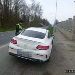 Šofér mercedesu se řítil Klatovskou třídou stovkou