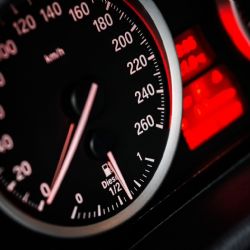 Šofér se řítil Mariánkami rychlostí 115km/h
