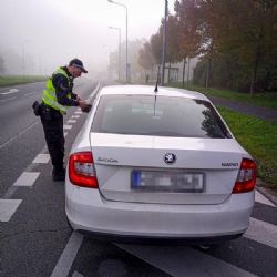Spěchal stihnout autobus, teď přijde o řidičák