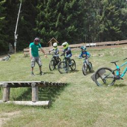 Špičák na prázdniny připravil naučnou stezku pro děti. Otvírá pro ně i bikovou školu 