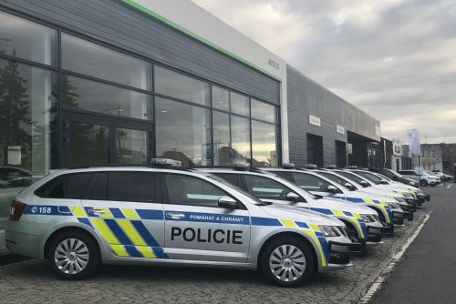 Foto: Společnost Auto CB úspěšně předala 20 speciálně upravených vozidel Policii ČR