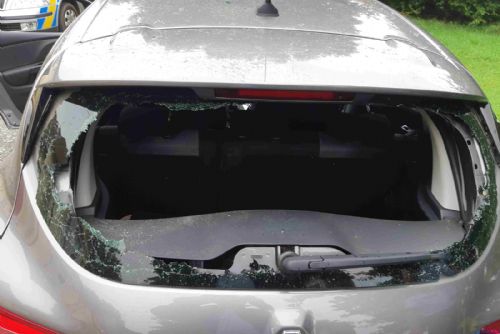Foto: Rodinný spor kvůli nevěře skončil v Chotěšově rozbitým autem