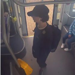 Sprejem poničil tramvaj. Pomůžete policii?