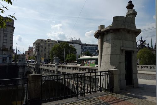 Foto: Sprejeři v Plzni poničili památku a podchod