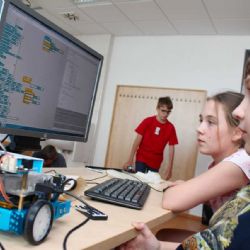 Srpnové a zářijové letní školy na Západočeské univerzitě cílí na techniku