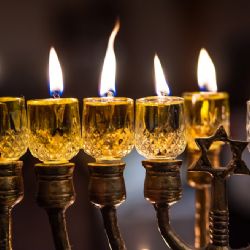 Stará synagoga září na oslavu Chanuky
