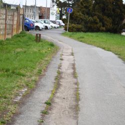 Stezka pro pěší a cyklisty při Nepomucké u kasáren dostane nový povrch