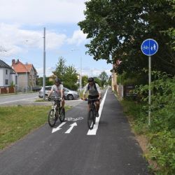 Stezka pro pěší a cyklisty při Nepomucké u kasáren má nový asfaltový povrch