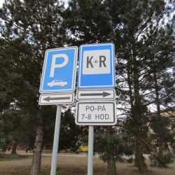 Strážníci dohlížejí na školáky a také na parkující rodiče