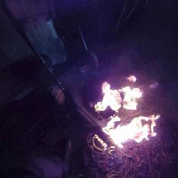 Strážníci hasili hořící sekačku