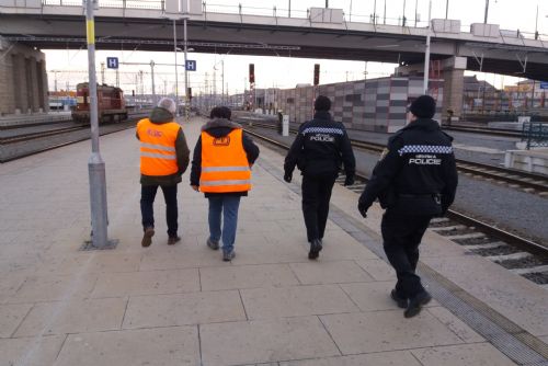 Foto: Strážníci kontrolovali plzeňské Hlavní nádraží