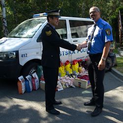 Strážníci městské policie se složili na dárky pro opuštěná zvířata