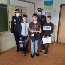Strážníci v Plzni ocenili poctivé školáky