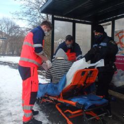 Strážníci na Borech pomohli prochladlé ženě bez domova