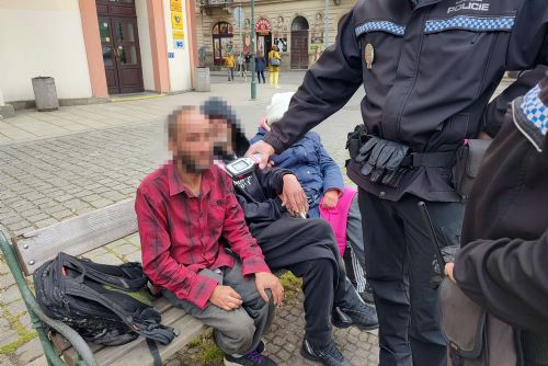 Foto: Strážníci v Plzni už zabavili alkohol 42 lidem