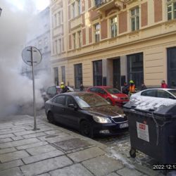 Strážníci ve Veleslavínově ulici hasili hořící automobil