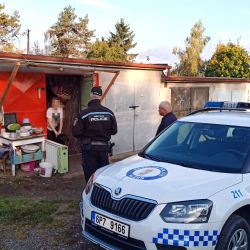 Strážníci zkontrolovali bezdomovce z garáží u Sušické ulice