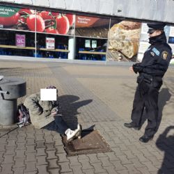 Strážníky v Plzni o víkendu zaměstnávali opilci, například močili na fasádu
