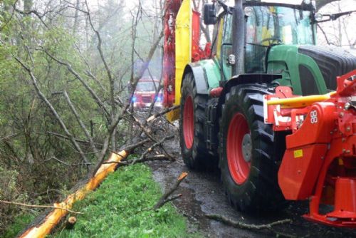 Foto: Strom spadl za Černíčí po úderu blesku na traktor 