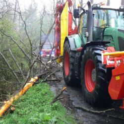 Strom spadl za Černíčí po úderu blesku na traktor 