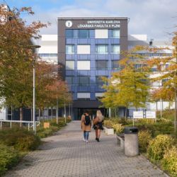 Studenti Lékařské fakulty v Plzni usedli do poslucháren nové budovy