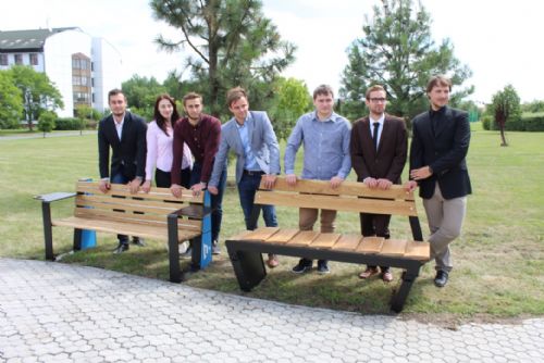 Foto: Studenti ZČU v Plzni vymysleli chytré lavičky