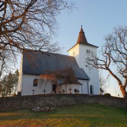 Šumavský kostel Mouřenec zve na mši a koncert legendárních Učedníků