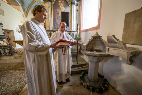 Foto: Šumavský kostel na Mouřenci oslavil 25 let od znovuvysvěcení