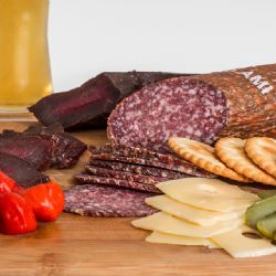 V plzeňském supermarketu recidivista ukradl sedm šišek salámu