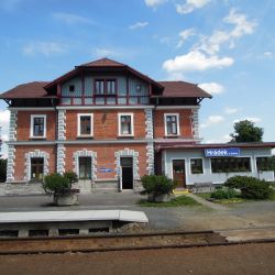 SŽDC opravila další dvě výpravní budovy v Plzeňském kraji 