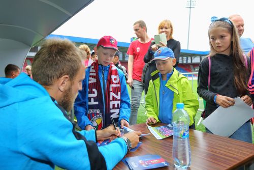 Foto: Tak trochu jiná autogramiáda přilákala 800 fanoušků 