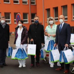 Teplárna poděkovala zdravotníkům. Darovala jim balíčky z trhů