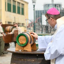 Velikonoční dar pro papeže: požehnaná várka piva zamířila do Vatikánu