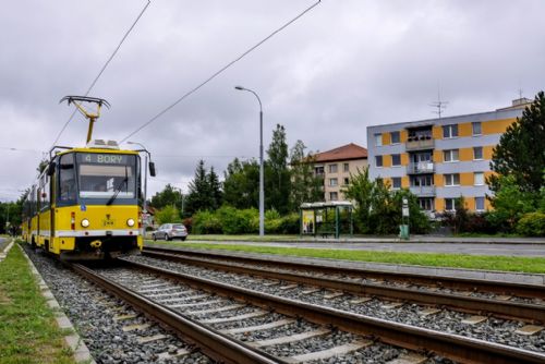 Foto: Tramvaj na plzeňskou Košutku jezdí po nově opravené trati