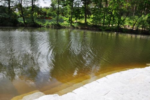 Foto: Třemošenský rybník má nové břehy a vstupy do vody. Fotogalerie 
