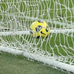 Třemi miliony Plzeň podpoří fotbalisty Košutky, hřiště jim rozryla prasata