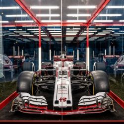 Chcete vidět monopost Formule 1 Alfa Romeo? Zajděte na benzinku na Nepomucké 