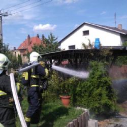 V Třemošné hořela dřevěná pergola