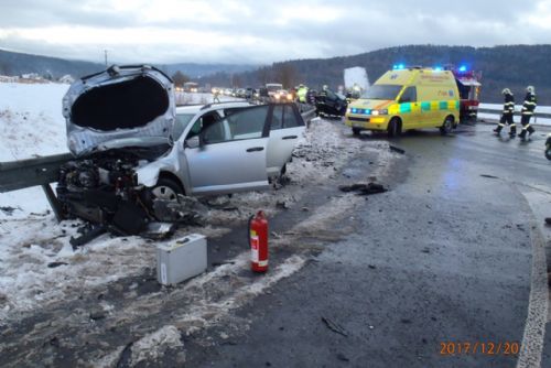 U dopravní nehody v Nýrsku přistály dva záchranářské vrtulníky