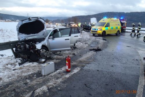 Foto: U dopravní nehody v Nýrsku přistály dva záchranářské vrtulníky