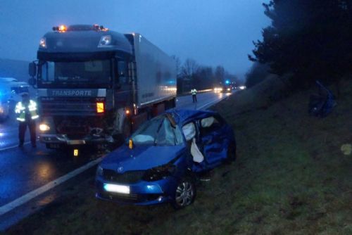 Foto: U Horní Folmavy bouralo auto s kamionem, řidič v nemocnici zemřel