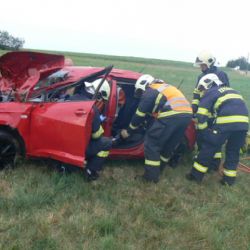 U Horního Metelska skončilo auto na louce