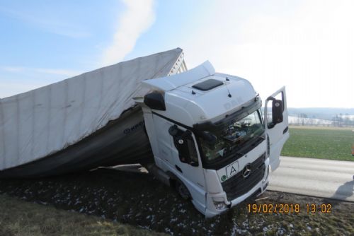 Foto: U Horšovského Týna havarovalo nákladní auto