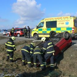 U Hradešic skončilo auto v příkopu na střeše
