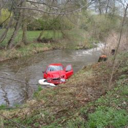 U Kamenného Újezda skončilo auto v potoce
